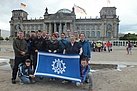 Gruppenbild vor der Berliner Reichstagsgebäude.