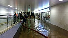 Helfer beseitigen Überflutungsschäden im HBf Magdeburg.