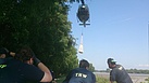 An anderer Stelle werden die Sandsäcke mit Hubschraubern der Bundeswehr eingeflogen.