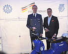 Tino Sorge (MdB) und  Axel W. Moch (Ortsbeauftragter, THW OV-Magdeburg) am Fotostand der THW-Bundesvereinigung.