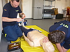 Anlegen eines AED (Automatisierter Externer Defibrilator)