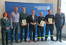 Überreichung der Einsatzmedaille Fluthilfe 2013,<br>v.l.n.r. Ina Anette Lehmann (THW Geschäftsführerin Magdeburg), Burkhard Lischka (MdB, SPD), Dirk Beilken (SGL, FGr FK), Tino Sorge (MdB, CDU), Stephan Böse (stv. OB), Sebasian Braune (AB), Axel W. Moch (OB)