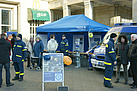 Zahlreiche Besucher informieren sich am Stand des THW auf der Meile der Demokratie.