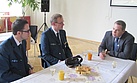 Falk Lepie Vorsitzender des THW-Helferverein, Axel W. Moch Ortsbeauftragter des THW Ortsverband Magdeburg im gemeinsamen Gespräch mit Geschäftsführer Dr. Ulrich Westerwelle.