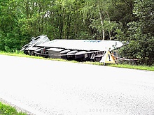 Der umgestürzte LKW in der abgesicherten Unfallstelle.