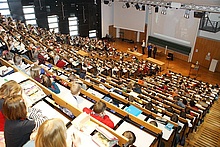 Der vollbesetzte Hörsaal 5 währen der Kinder-Uni an der Magdeburger Universität.