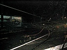 Durch umgestürzte Bäume wurde die Fahrleitung der Straßenbahn herunter gerissen.