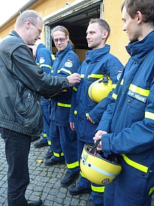 Stolz übernehmen die Helfer nach der bestandenen Prüfung ihre Helferabzeichen vom Ortsbeauftragten Axel W. Moch.