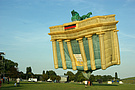 Der aufgebaute Ballon in Bauform des Brandenburger Tor.