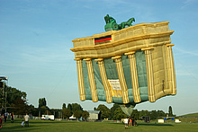 Der aufgebaute Ballon in Bauform des Brandenburger Tor.