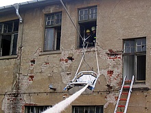 Mit der Seilbrücke kann ein Schleppkorb mit der verletzten Person schonend aus Höhen herabgelassen werden.