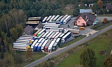 Luftbild einer LKW-Sammelstelle.