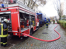 Fahrzeuge der Feuerwehr und des THW am Übungsort.