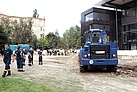 Radlader am Sandsackdamm - im Hintergrund helfen Magdeburger beim Dammbau.