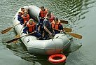 Eine Wettkampfgruppe der Feuerwehr setzt mit dem Schlauchboot über.