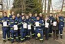 Gruppenbild der 13 neuen Helferinnen und Helfer im Ortsverband Magdeburg mit ihren Ausbildern.