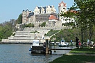 Am Ufer unterhalb des romantisch gelegenen Renaissanceschloss.