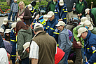 Hier geht es in die Tiefe. 120 Besucher beim symbolischen Spatenstich.