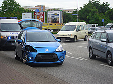 Das Unfallauto mit Absicherung durch ein THW Fahrzeug.