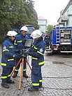 Die Helfer bauen ein Stativ mit Scheinwerfer auf.