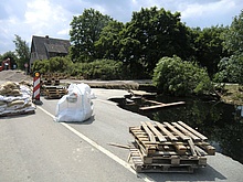 Eine vom Hochwasser zerstörte Brücke in Klietz.