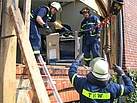 Die Bergung des Geldauszahlungsautomaten wird vorbereitet.