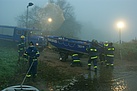 Gemeinsam wird das Boot zu Wasser gelassen.